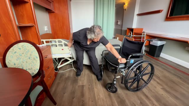 Bed to wheelchair: no reaching back